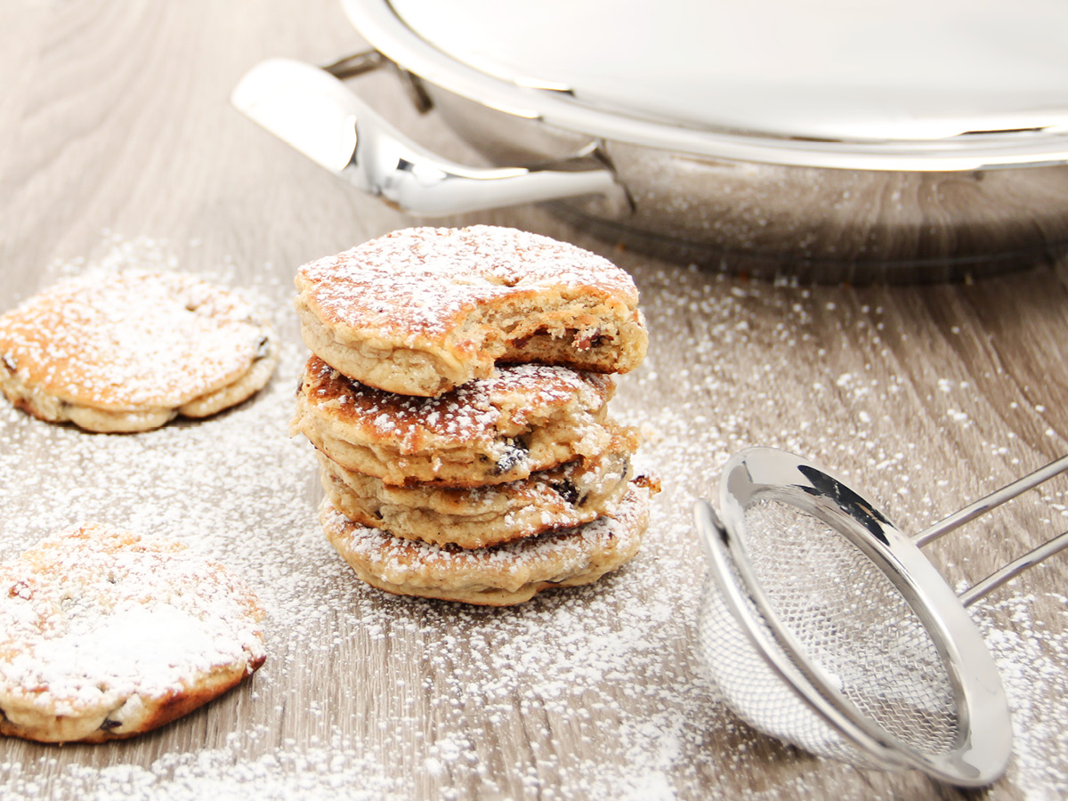 Welsh cakes with icing sugar