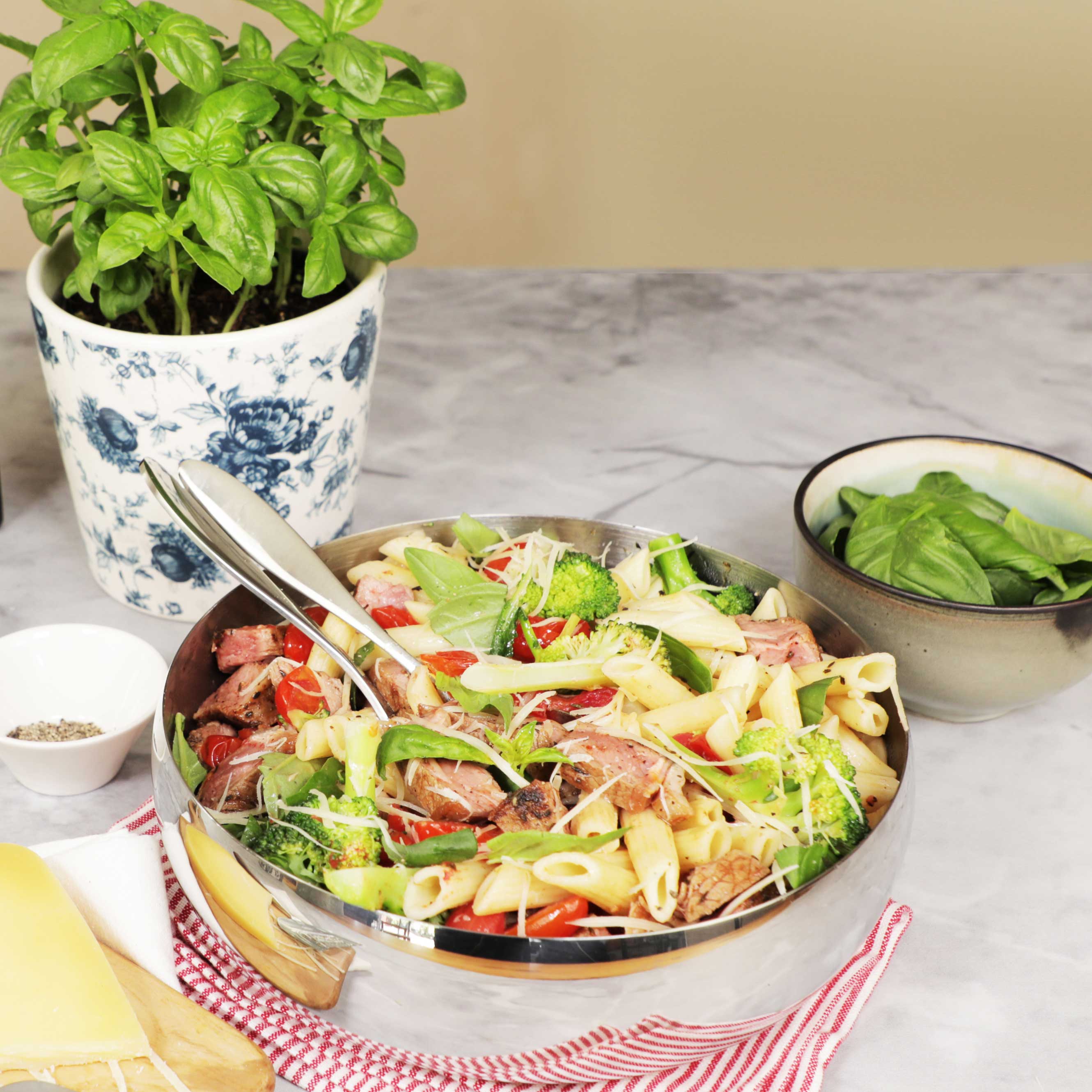 Pasta salad with steak, tomatoes & broccoli