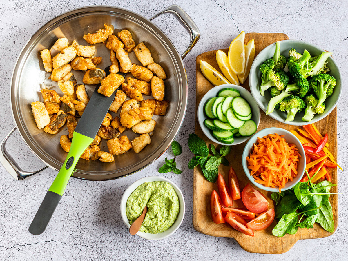 CRISPY FISH & VEGGIE BOWL WITH PEA DIP