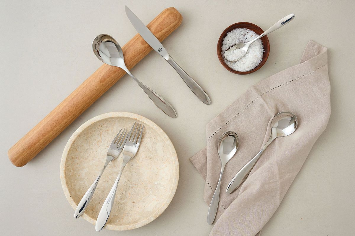 76-pc cutlery set 